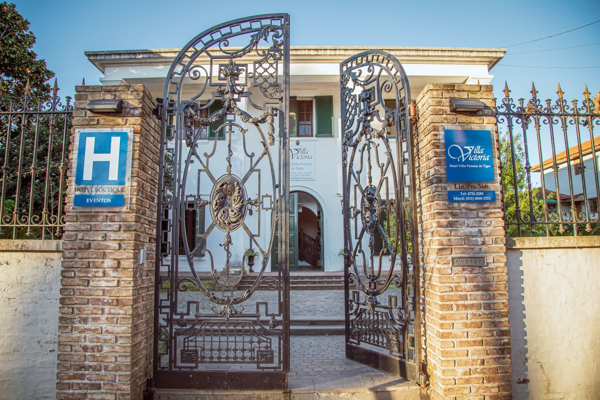 Portón de entrada e ingreso histórico
