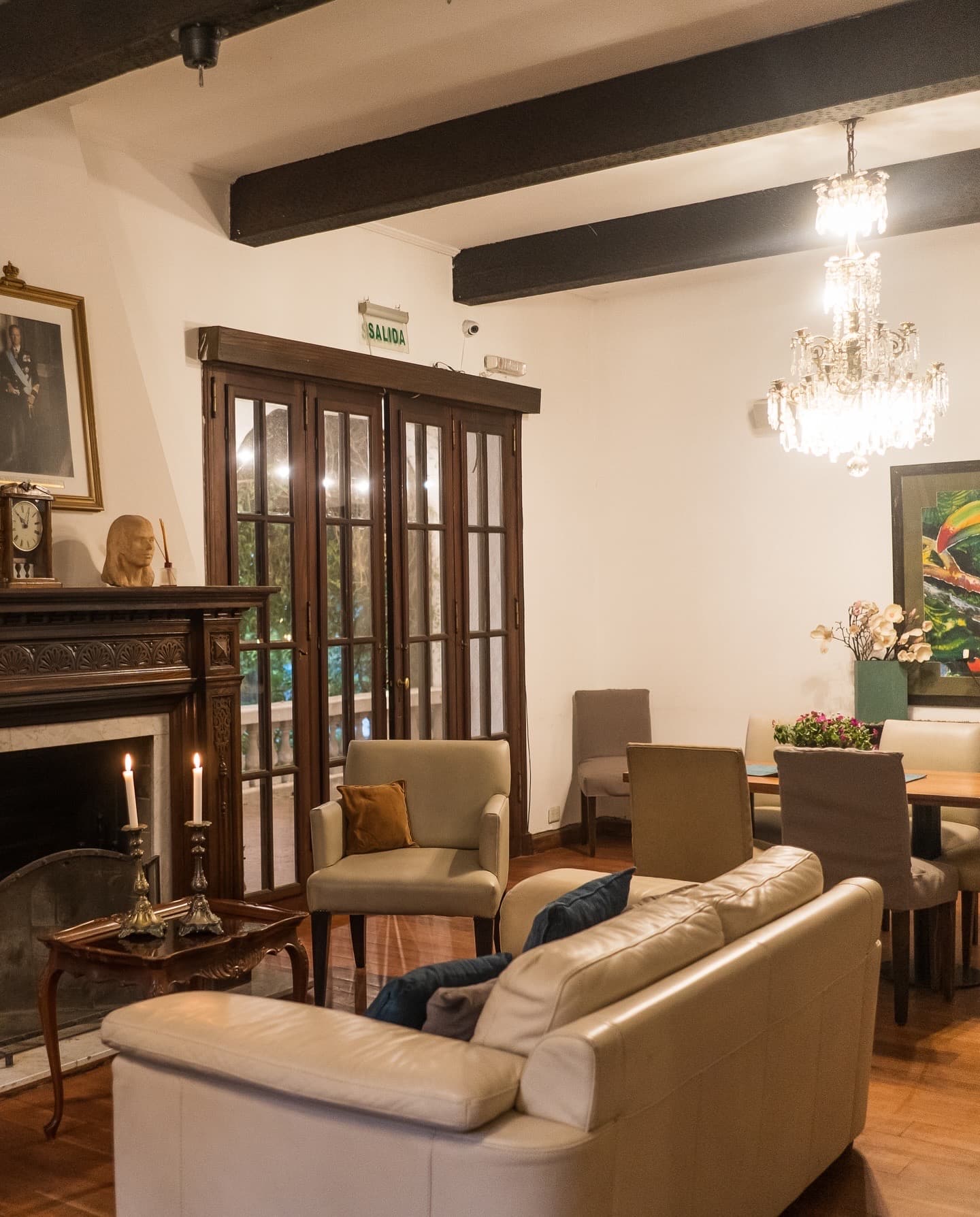 Salón de estar con hogar