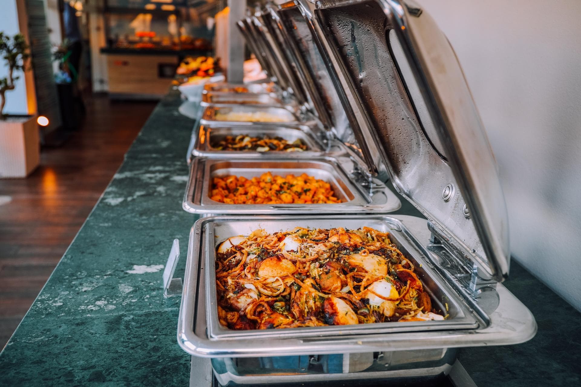 Paella y platos calientes en el buffet