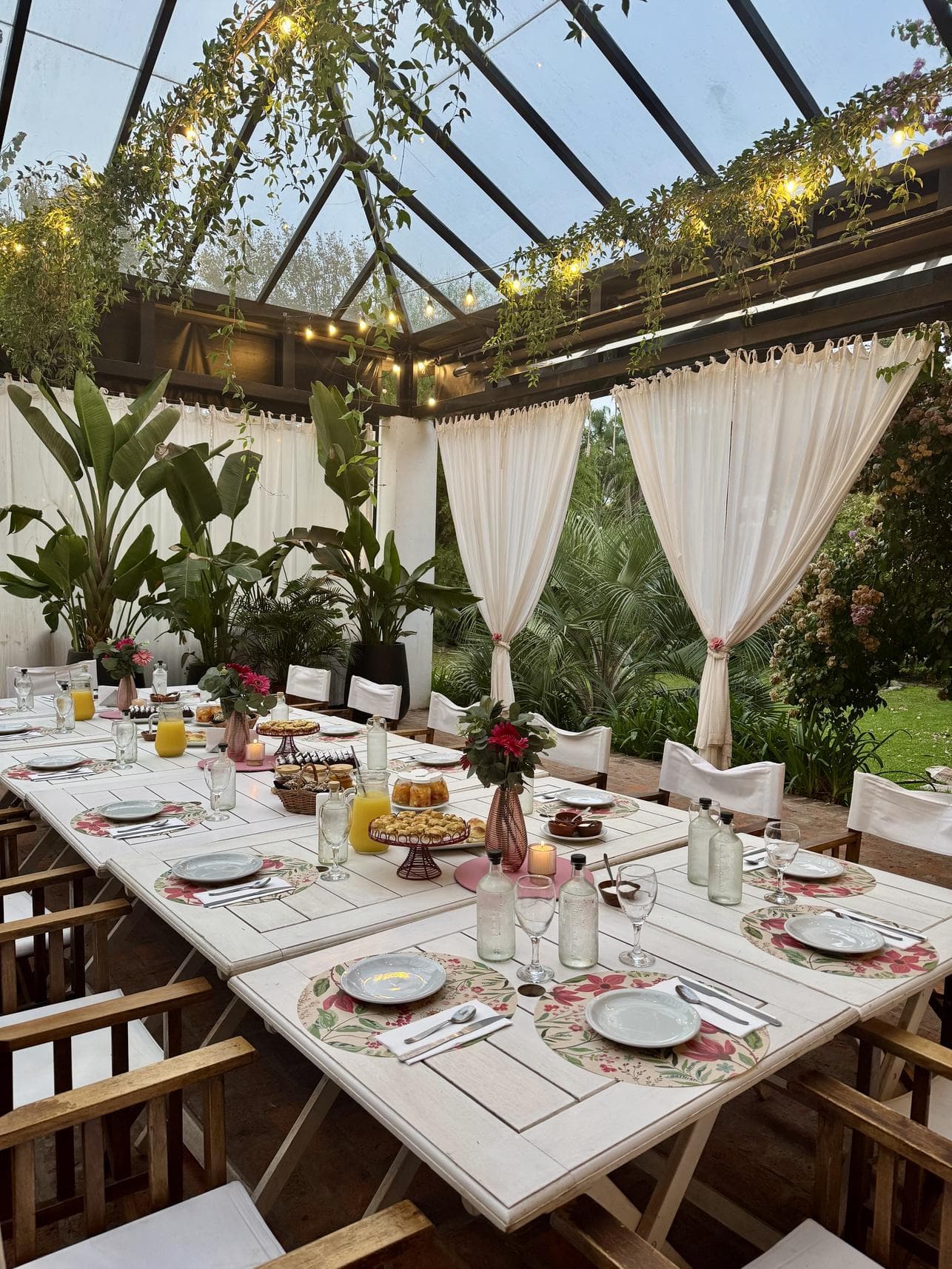 Mesa larga de brunch bajo la pérgola