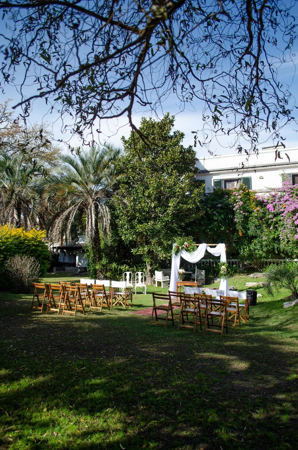 Ceremonia armada en el jardín