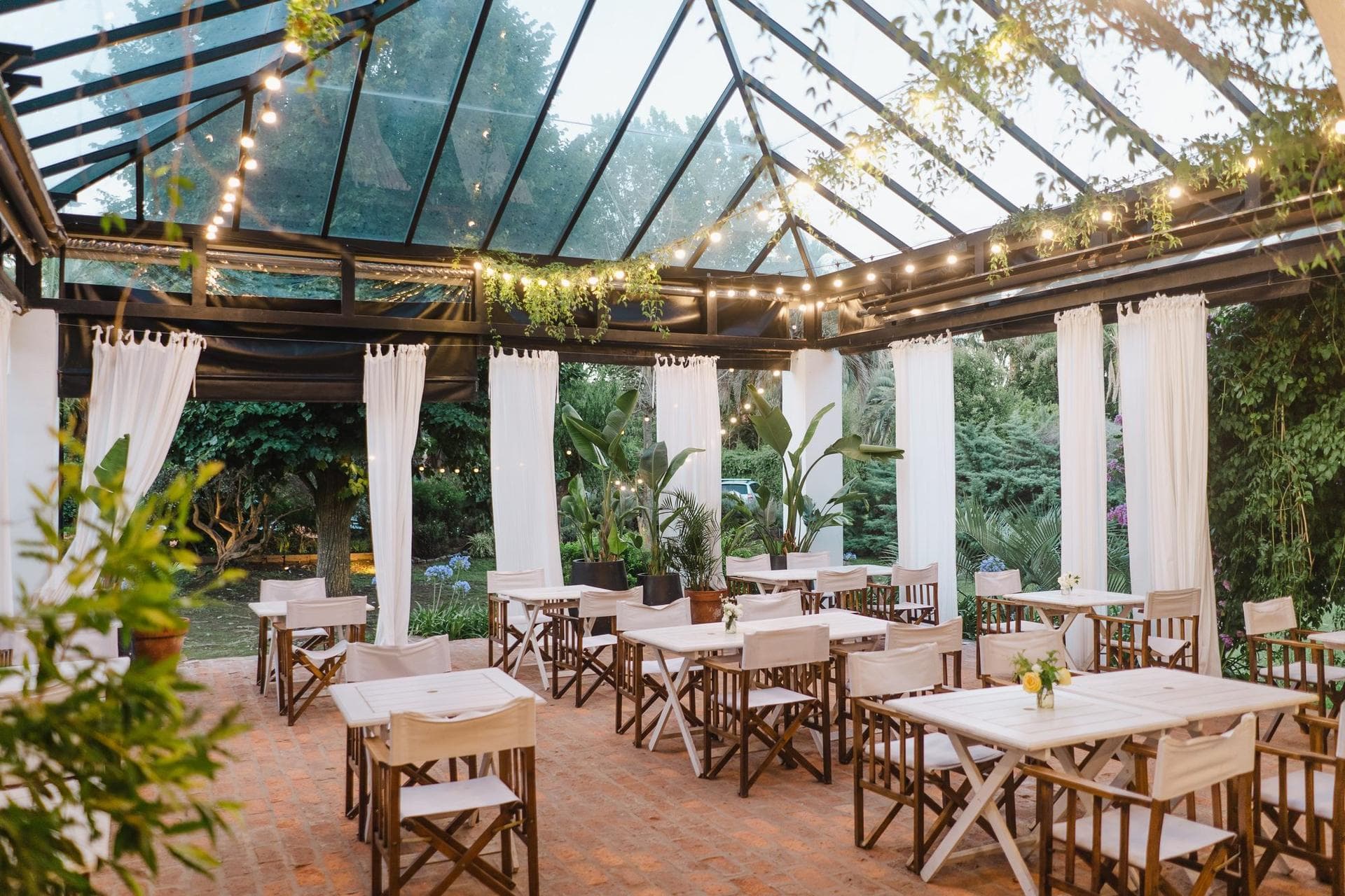 La pérgola con techo de vidrio al atardecer