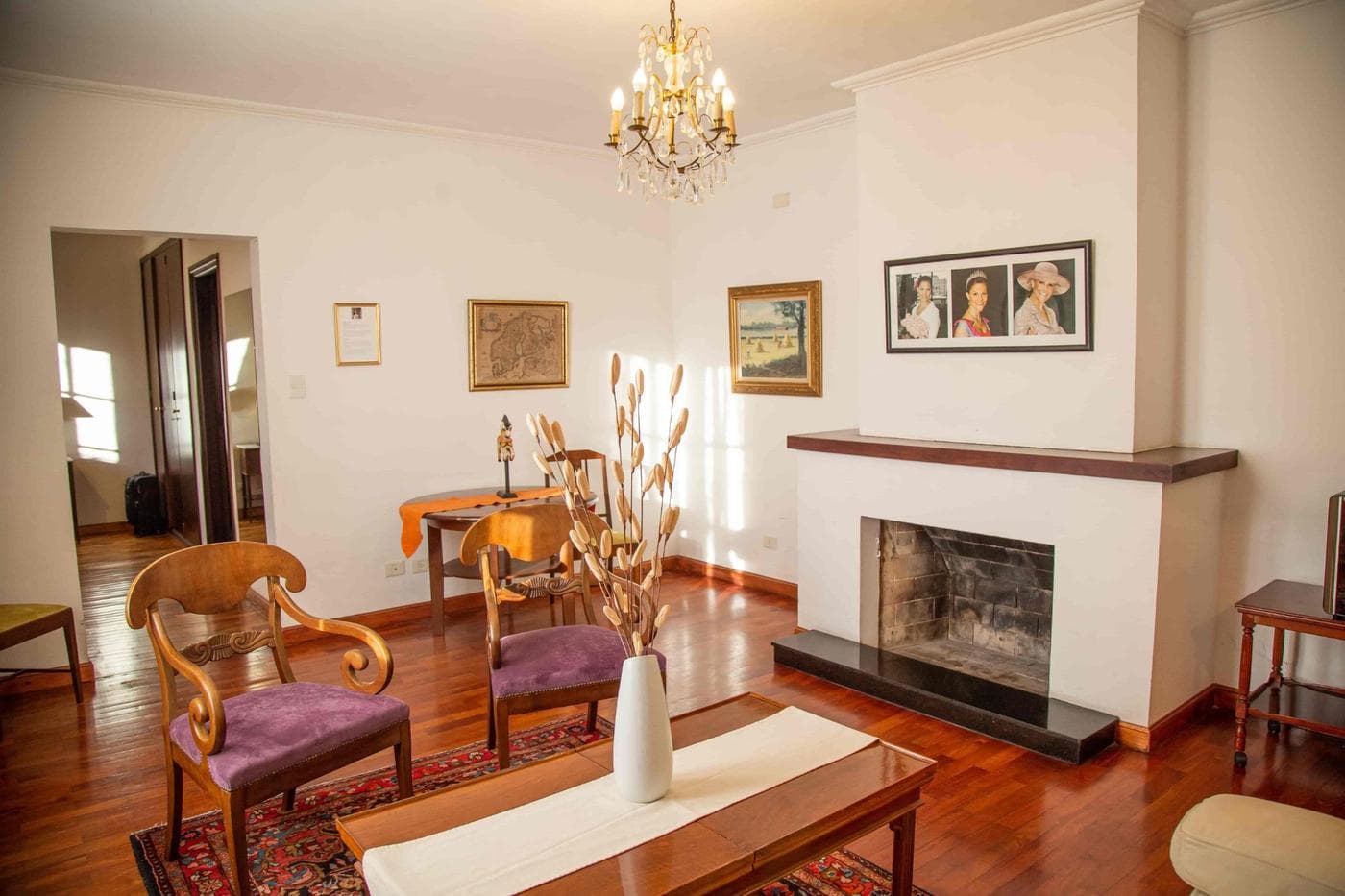Living de la Suite Nupcial con chimenea