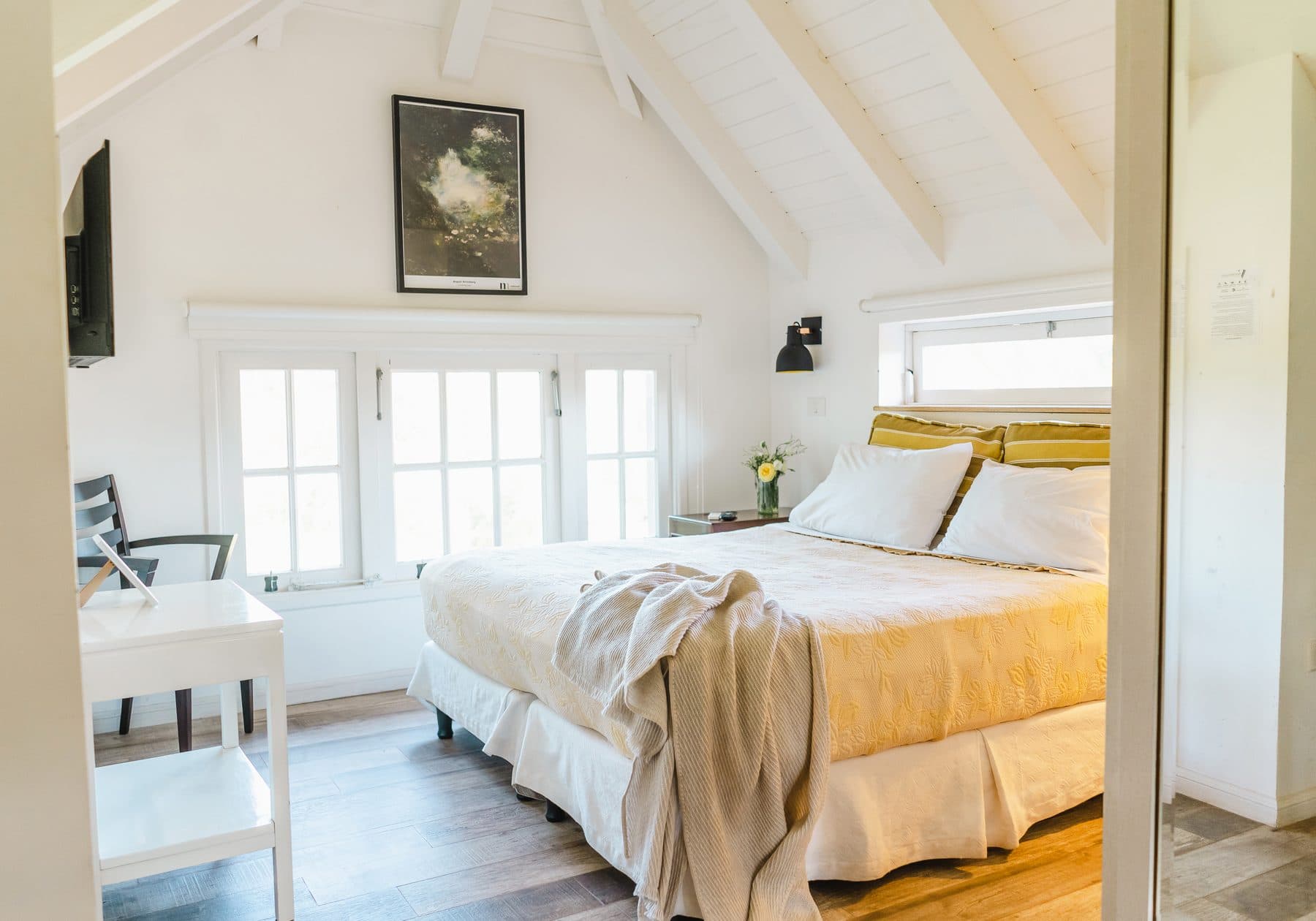 Habitación del altillo con vigas blancas