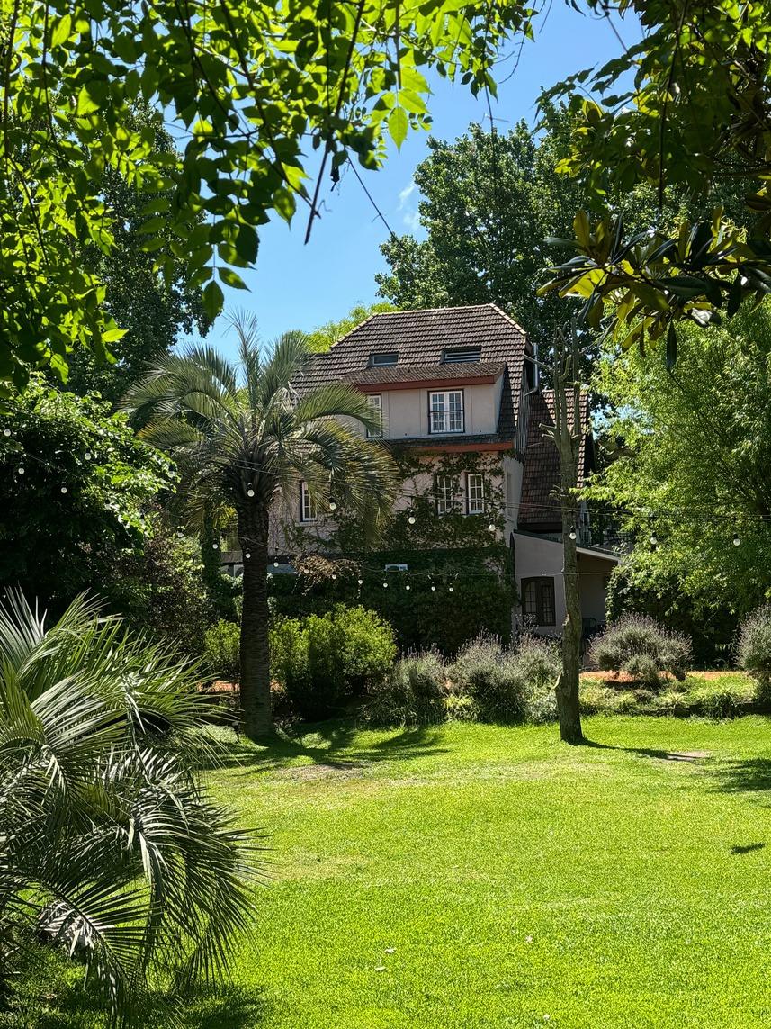 Parque con palmeras y la segunda casona al fondo