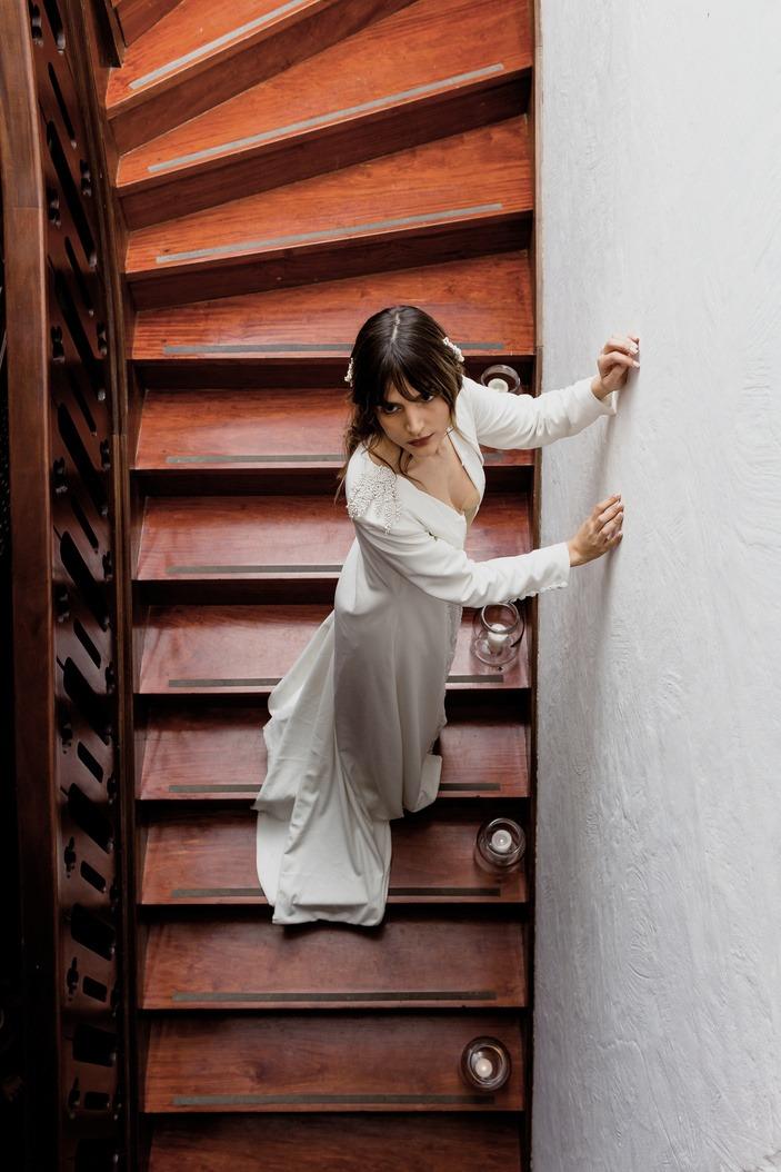 Novia en la escalera de madera de la casona