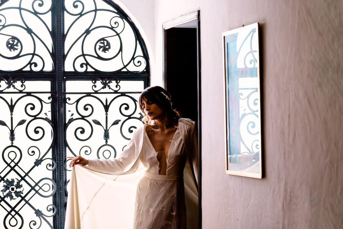 Novia junto a una reja de hierro forjado