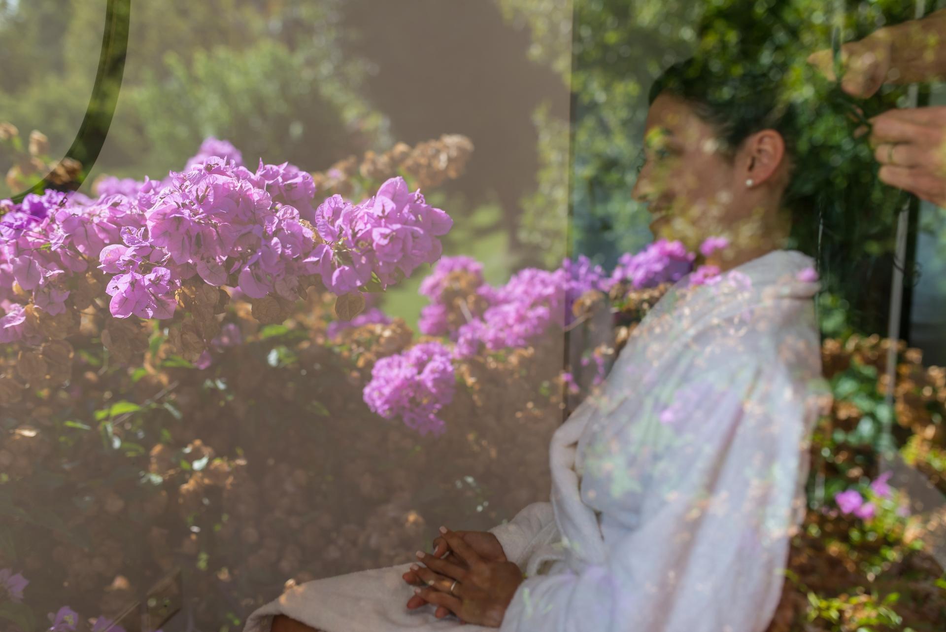 Novia junto a una santa rita florecida