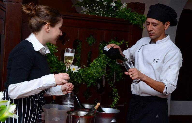 El chef sirviendo espumante para un brindis