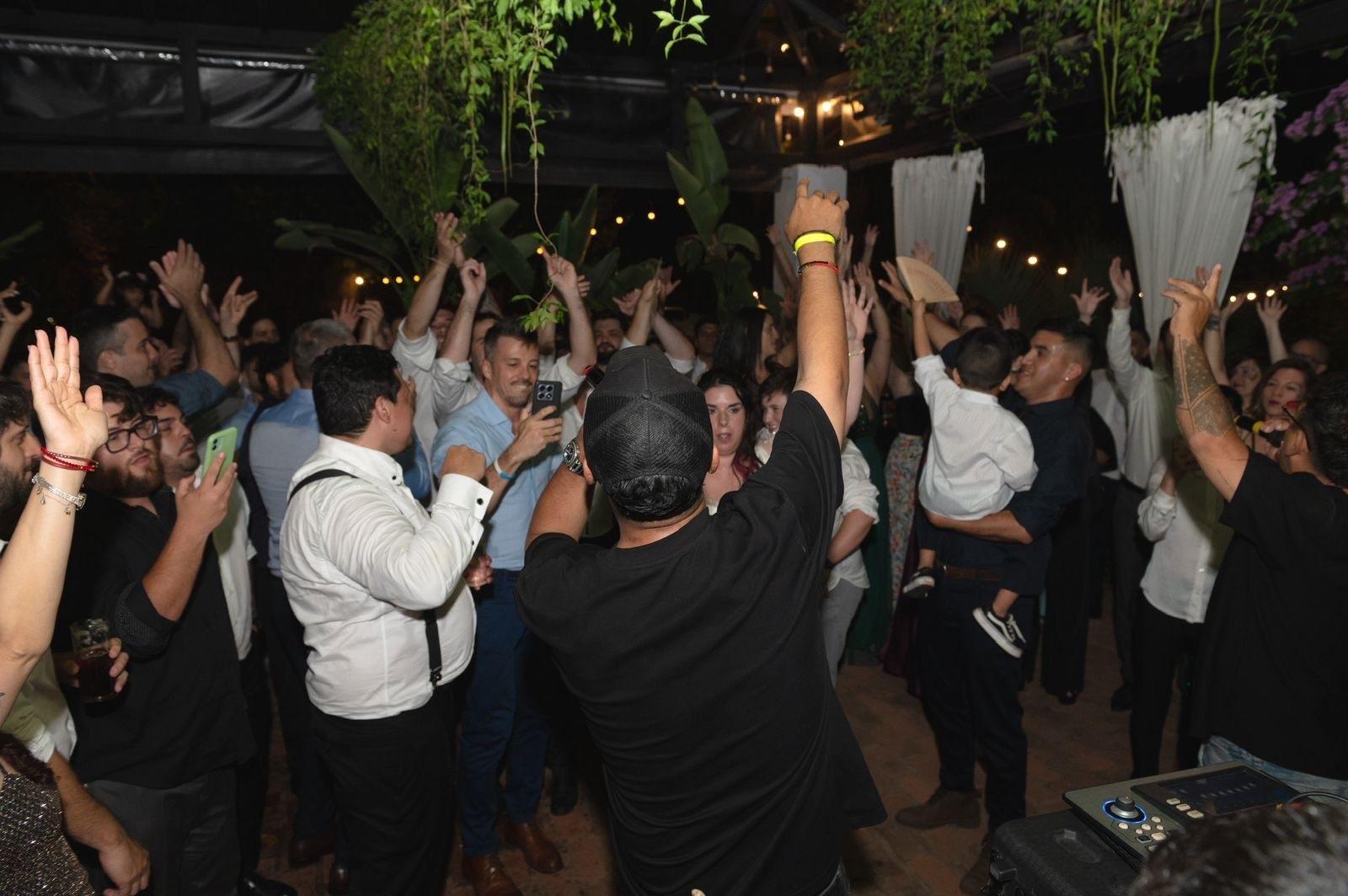 Invitados bailando en la fiesta